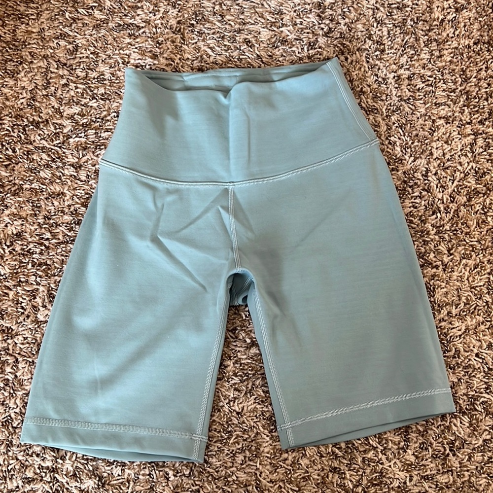 Used Lululemon Wunder Train Contour Fit High-Rise Short 8" size 6
